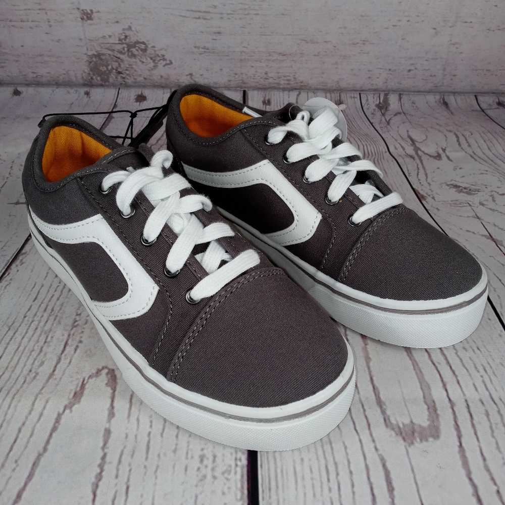 NWT Wonder Nation boy's lace up sneakers